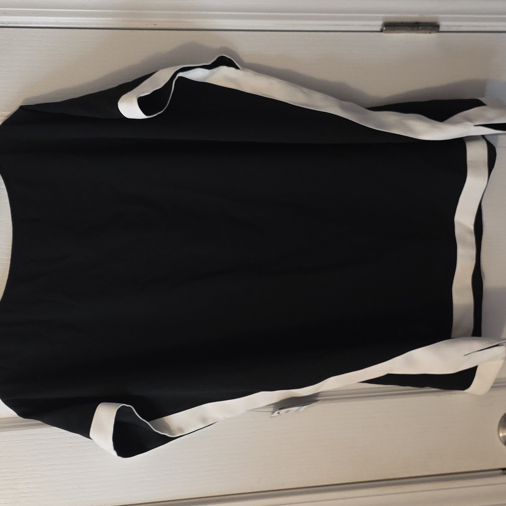 ALFANI BLACK AND WHITE TOP - Picture 2 of 4